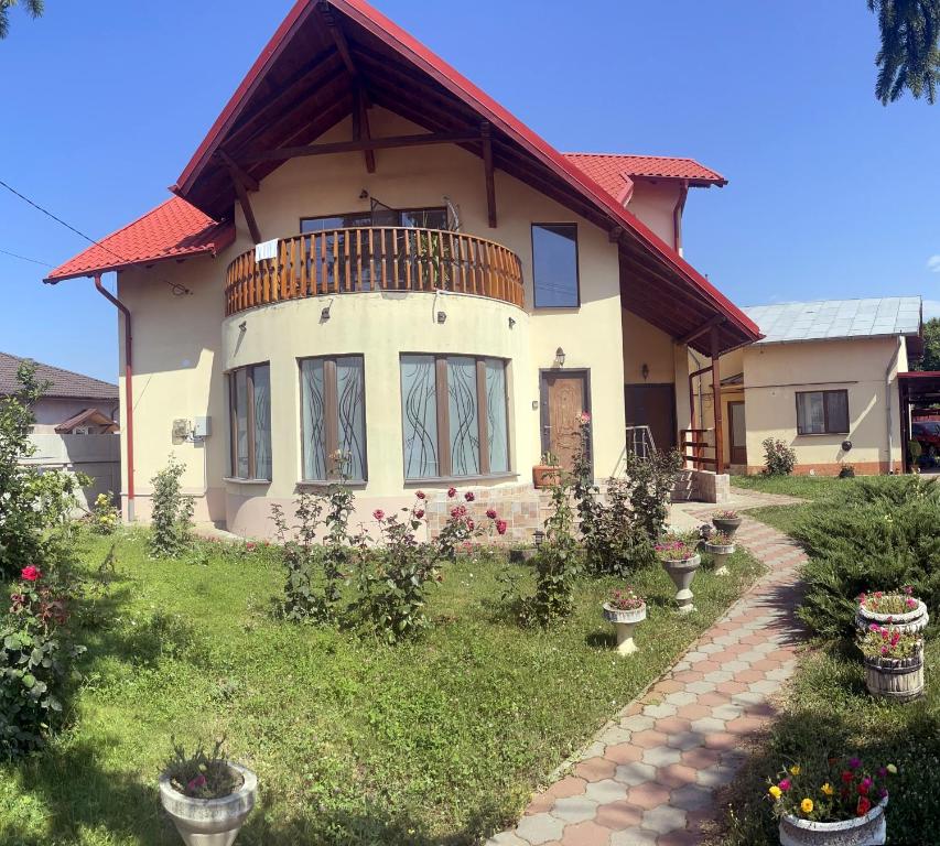 uma casa com uma varanda em cima em Teachers em Dărmăneşti