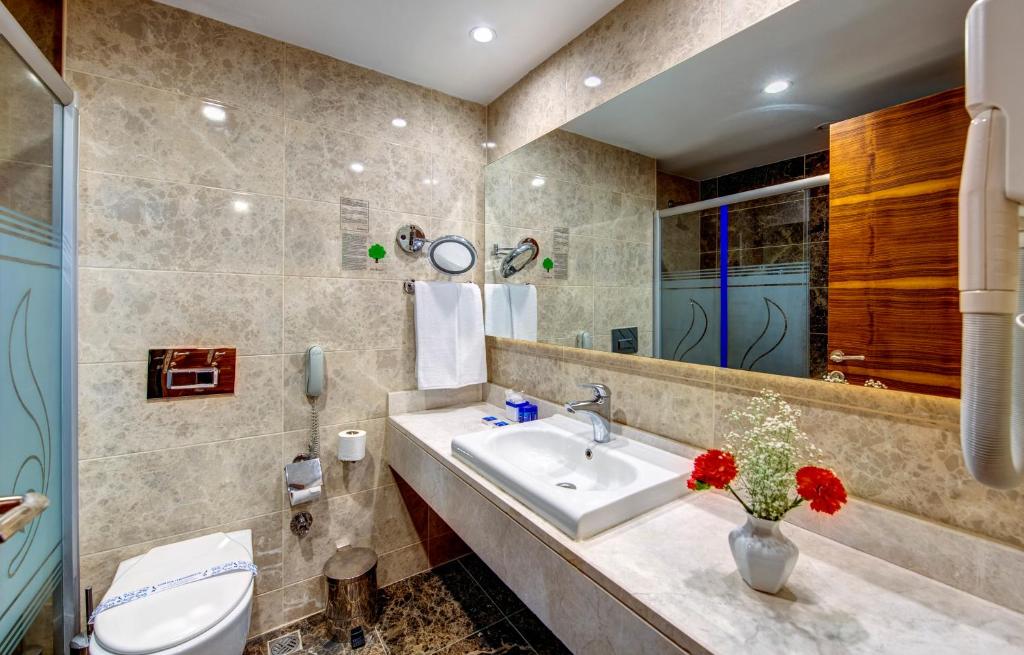 A bathroom at Bera Konya Hotel