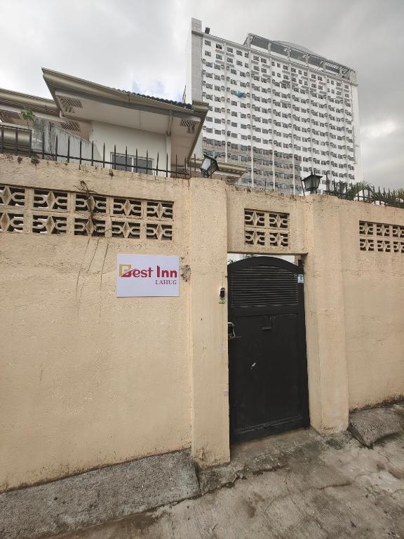 宿务Best Inn Lahug的一座有黑色门和高楼建筑