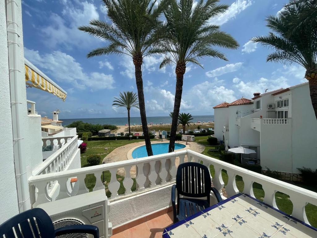 balcón con palmeras y vistas al océano en Playa Del Sol, 1 dormitorio frente al mar, by Bookindenia, en Denia