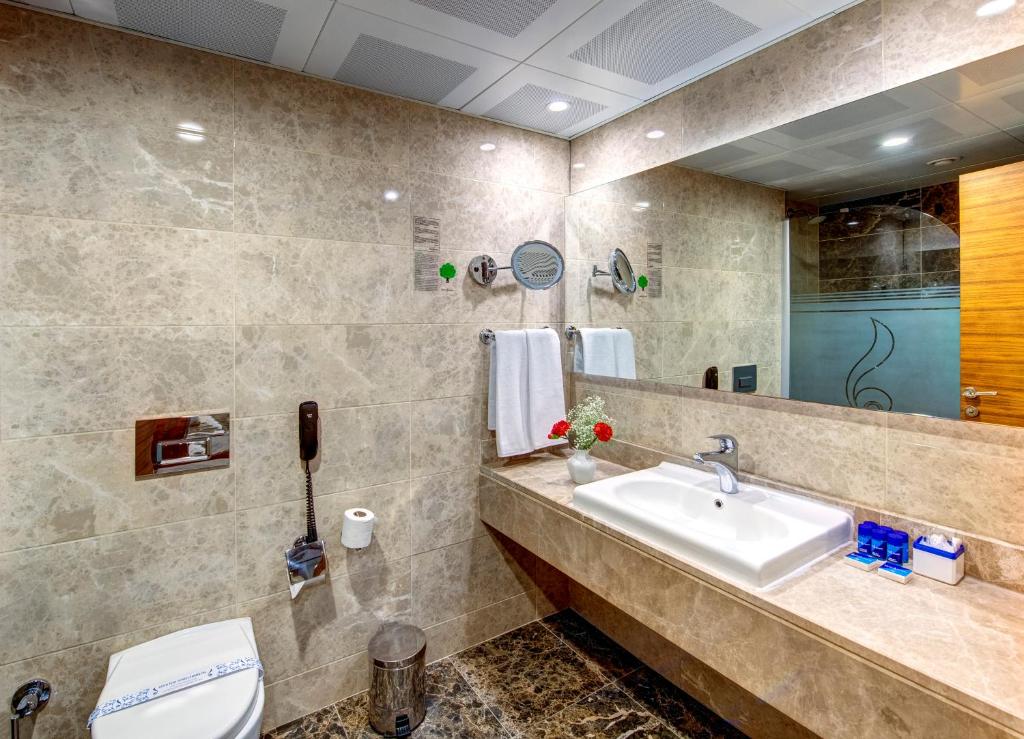 A bathroom at Bera Konya Hotel