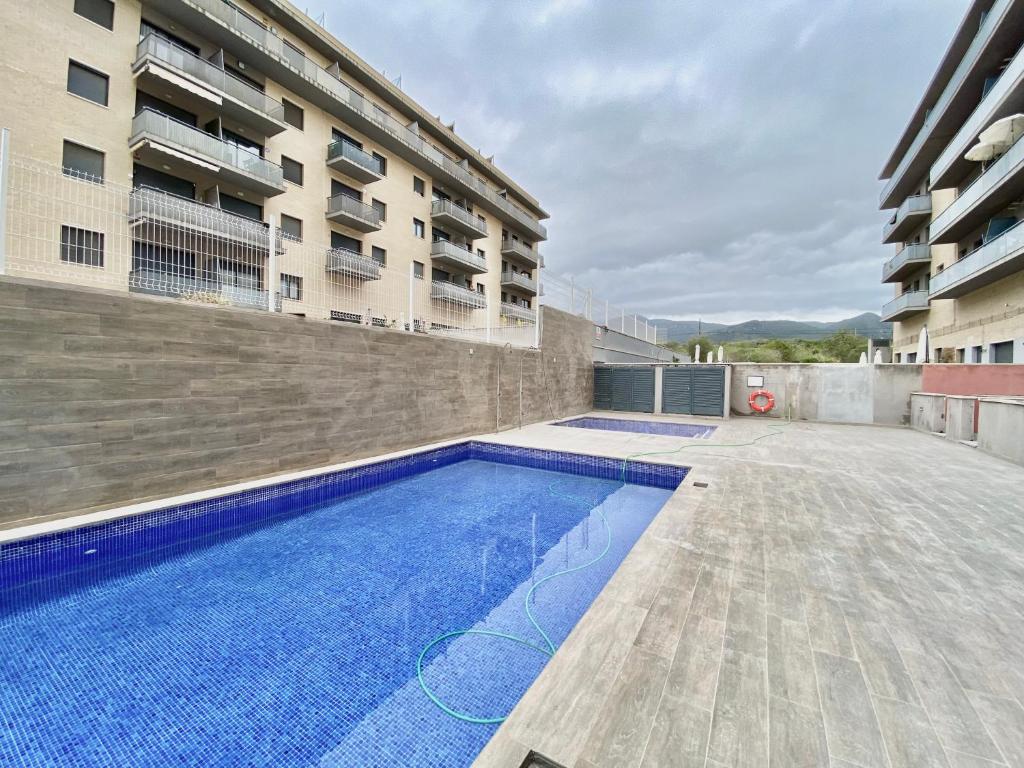 uma piscina ao lado de um edifício em Apartamento con piscina Sant Carles de la Ràpita em Sant Carles de la Ràpita