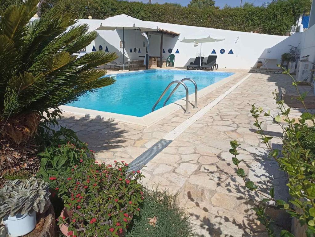 una piscina frente a una casa en Efi, en Káto Alepokhórion