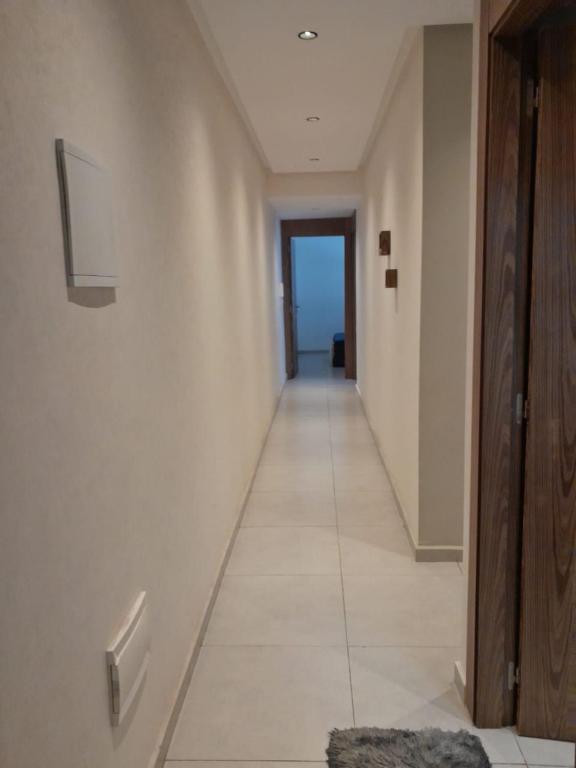 an empty hallway with a hallway leading to a door at المغرب القنيطره in Kenitra