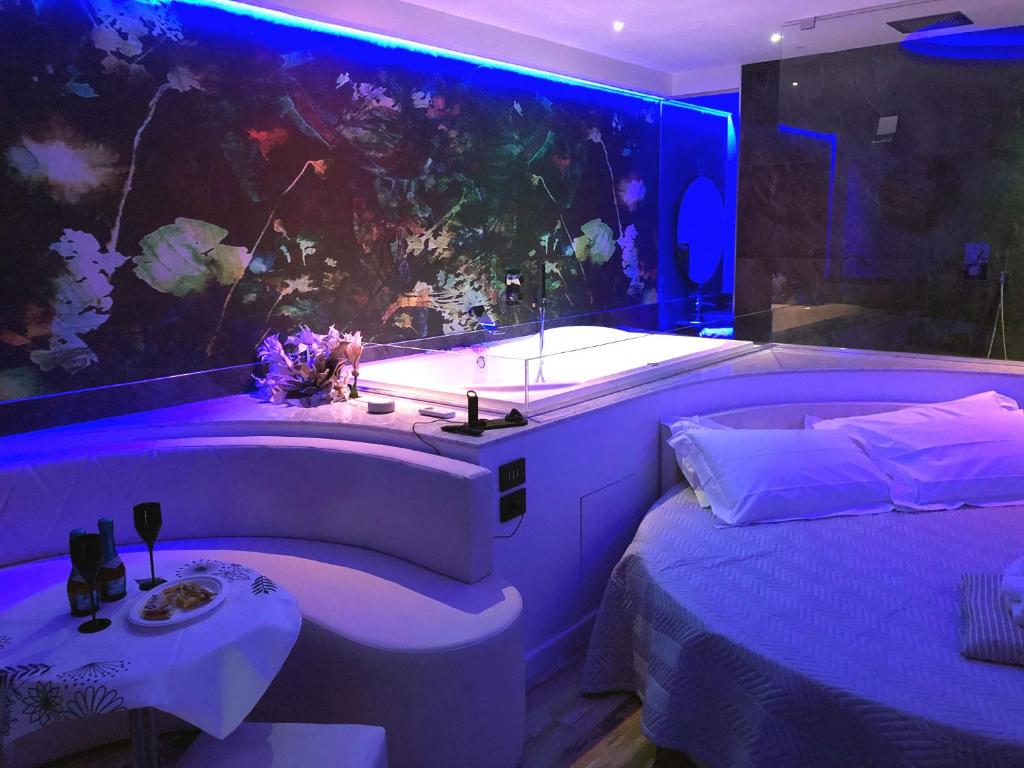 - une chambre avec un grand aquarium et un lit dans l'établissement Luxury Spa Suite Superior Assisi, à Assise
