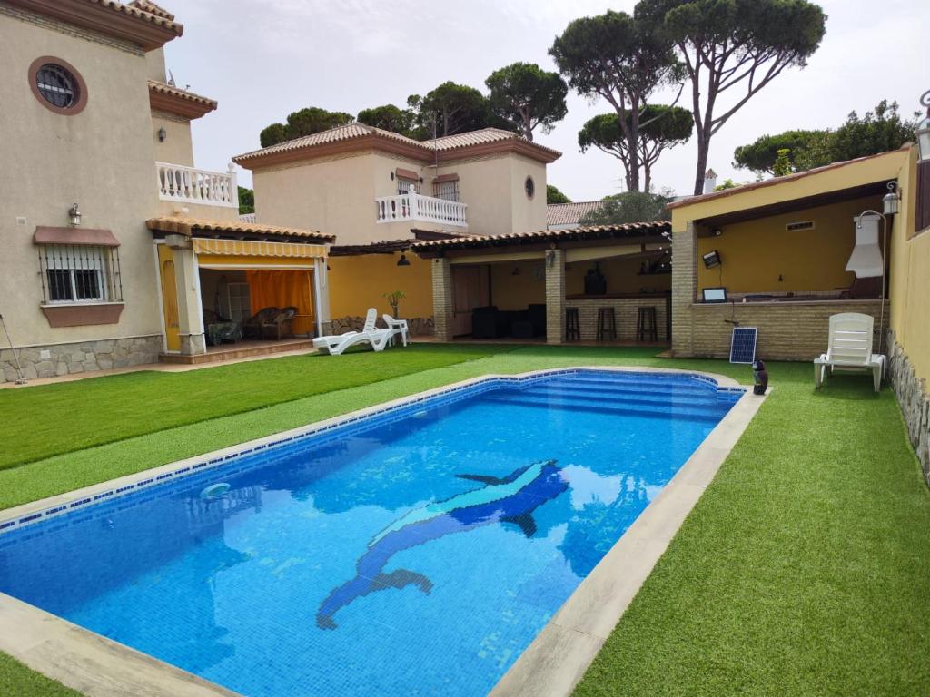 een villa met een zwembad voor een huis bij Casa Ye Ye in Novo Sancti Petri