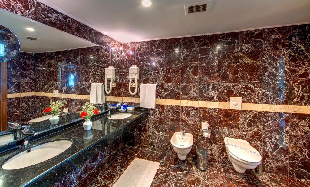 A bathroom at Bera Konya Hotel
