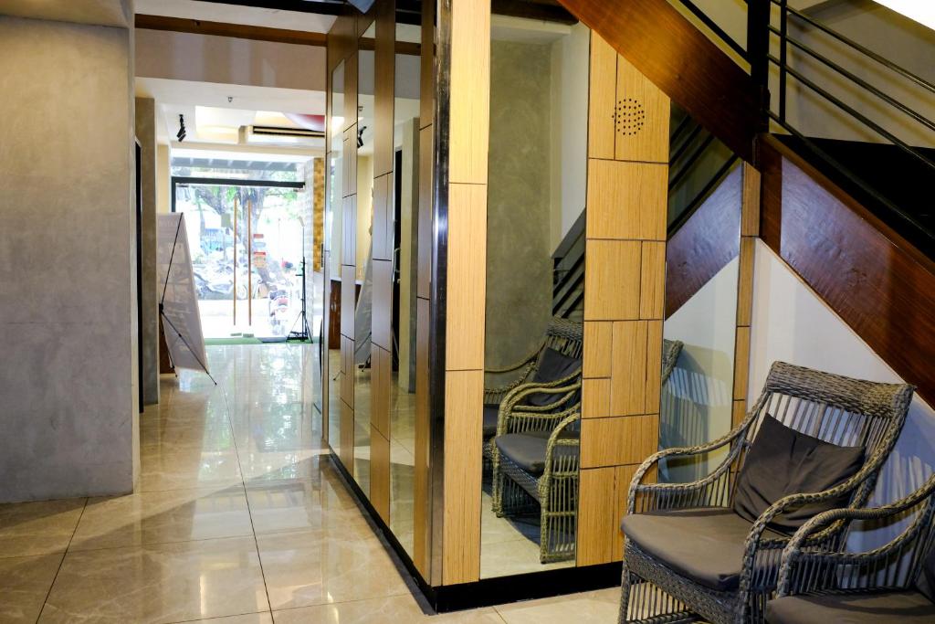 Posezení v ubytování Airo Hotel Manila