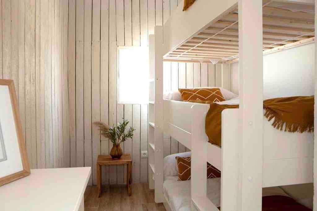 una camera con letto a castello e tavolo con lampada di Venta Viñas, finca privada en la naturaleza, con piscina a Mejorada