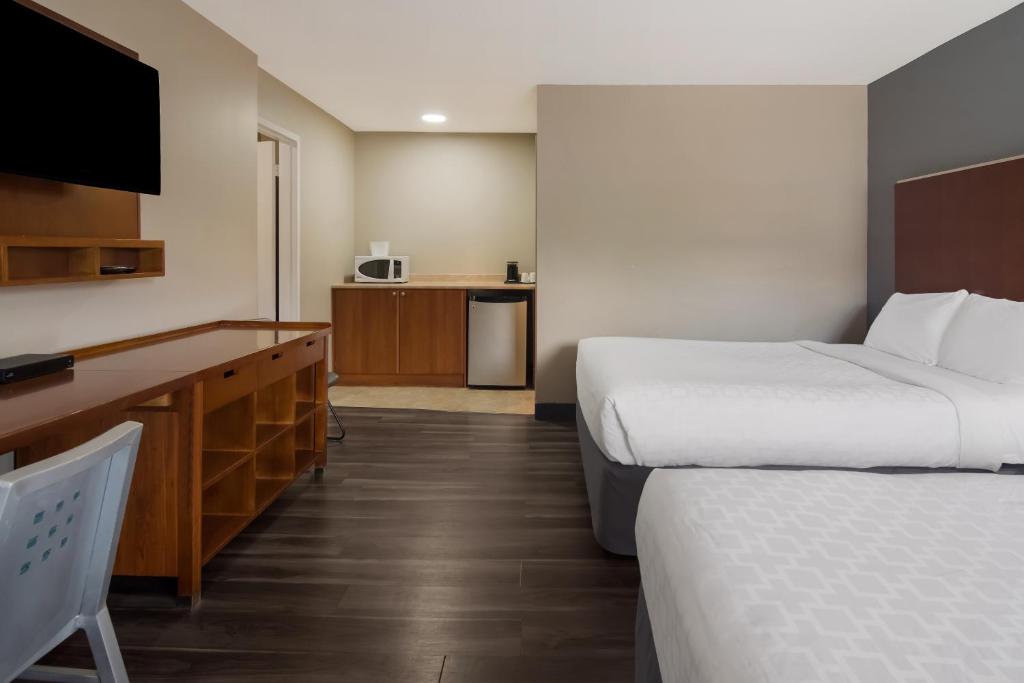 Postel nebo postele na pokoji v ubytování Canadas Best Value Inn & Suites Kamloops