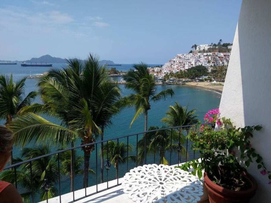 balcón con vistas a la playa y a las palmeras en Departamento junto a las hadas manzanillo en Manzanillo