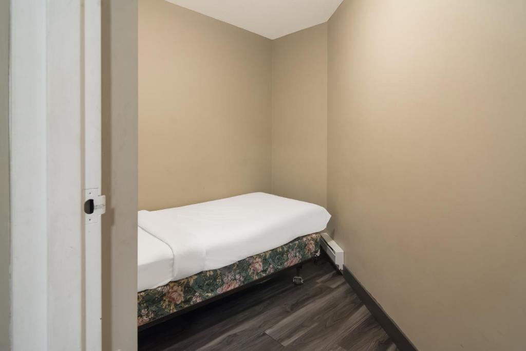 Postel nebo postele na pokoji v ubytování Canadas Best Value Inn & Suites Kamloops