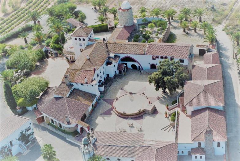 - une vue aérienne sur une grande maison avec une tour dans l'établissement Mas Boronat Resort, à Salomó