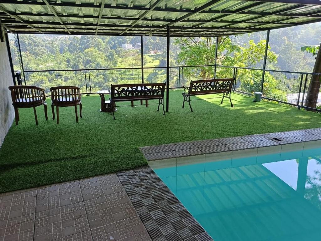 En udsigt til poolen hos Villa Bukit Punclut eller i nærheden