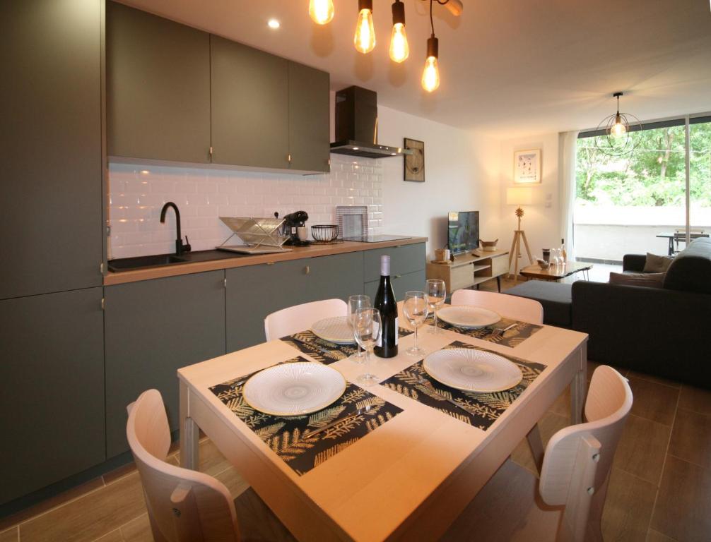 Kuchyňa alebo kuchynka v ubytovaní Les appartements de Clélia
