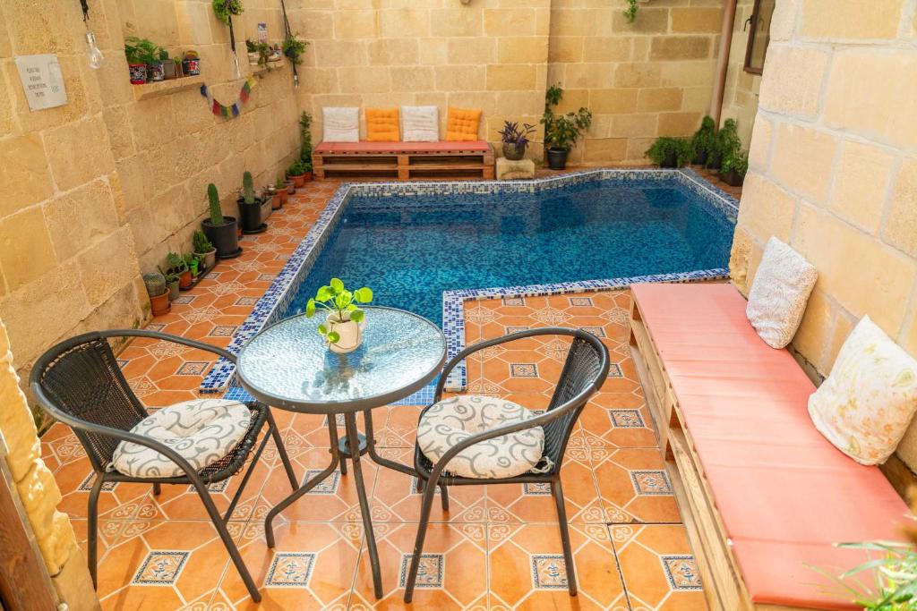Бассейн в Laremi Gozo B&B или поблизости