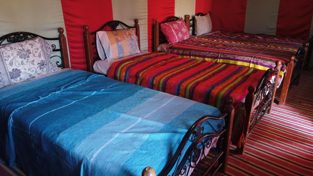2 Betten nebeneinander in einem Zimmer in der Unterkunft Camp Desert Trips in M’hamid El Ghizlane