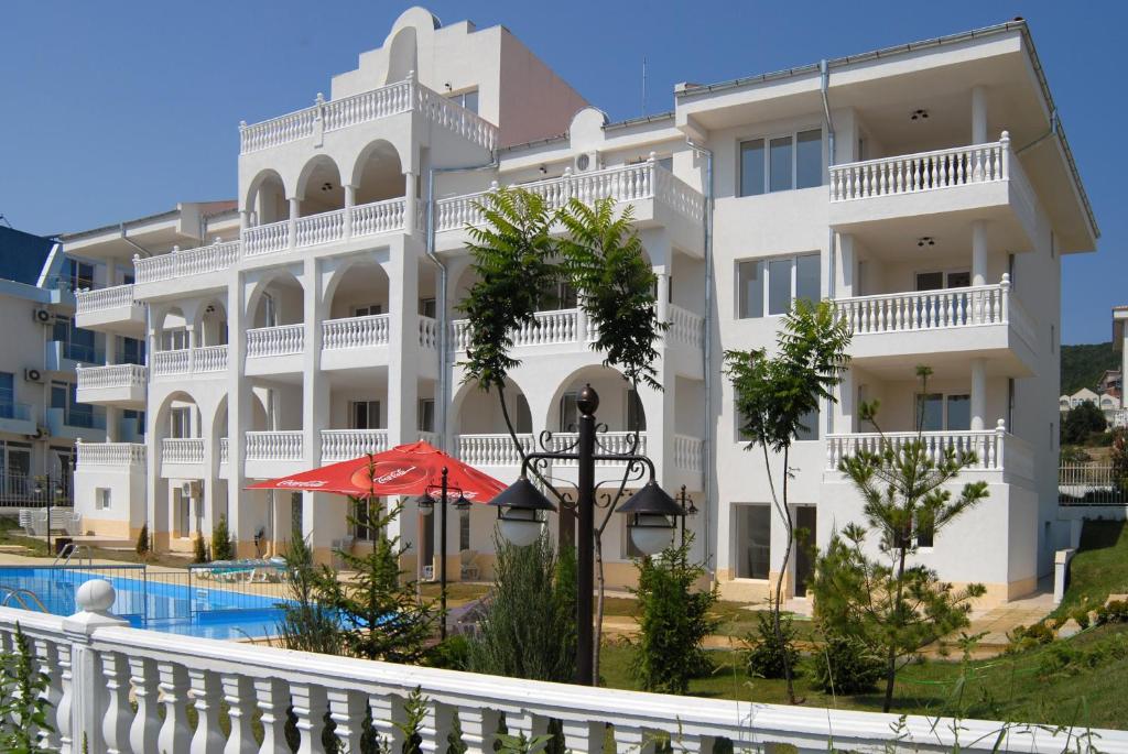 Bazén v ubytování Lazur 1-5 Apartments Complex nebo v jeho okolí