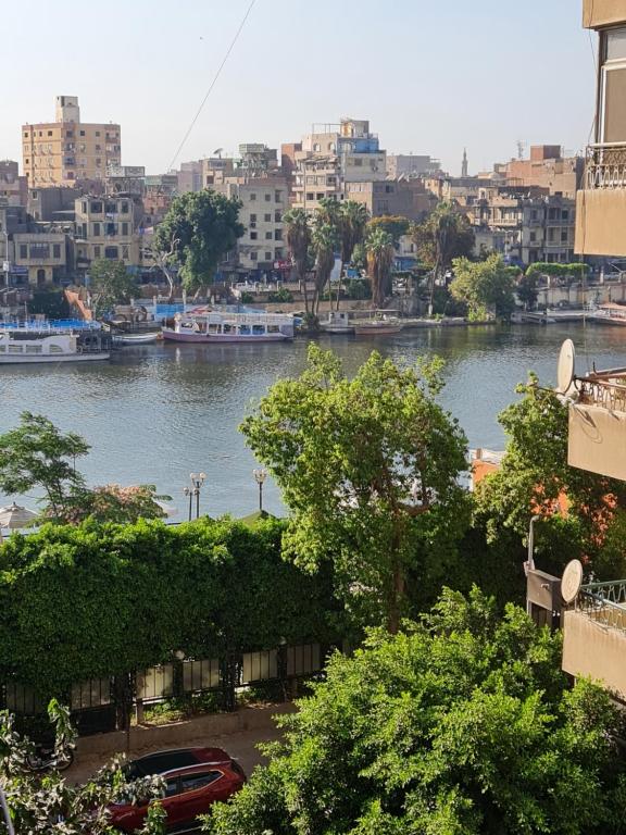- une vue sur une rivière dans une ville avec des bâtiments dans l'établissement Partial Nile View 2 Bedroom Appartment in Zamalek Cairo Newly Renovated, au Caire
