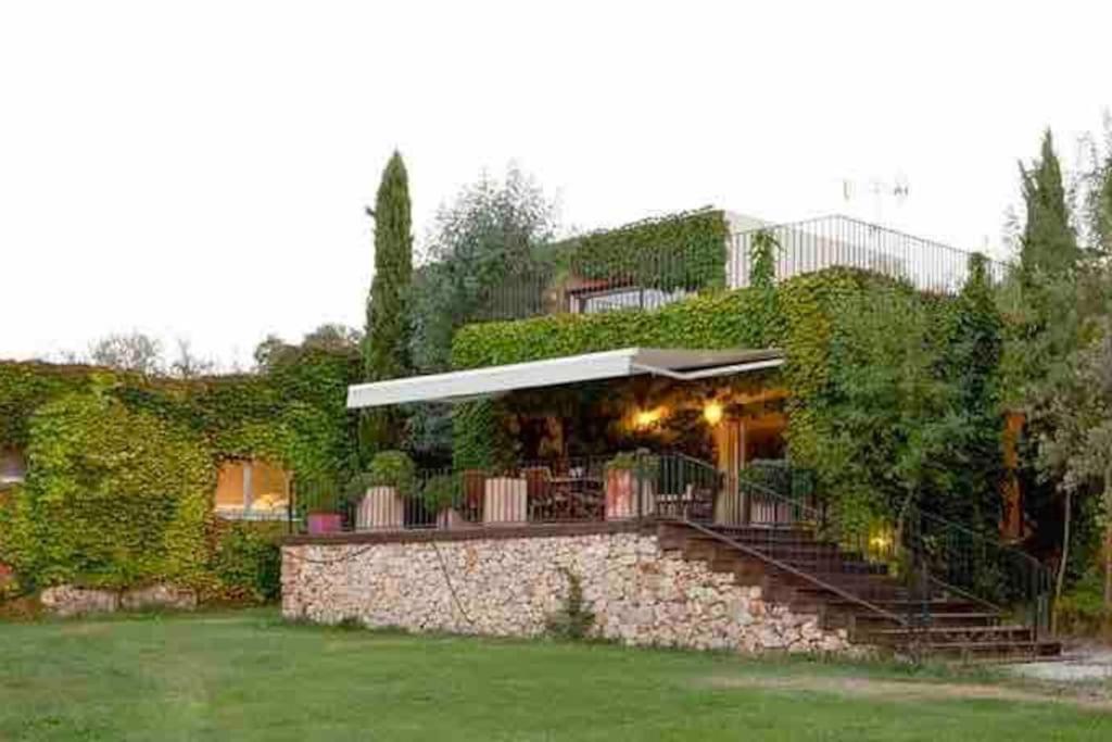 ein Haus mit einer Treppe und einer Steinmauer in der Unterkunft Finca de lujo en el campo in Mejorada