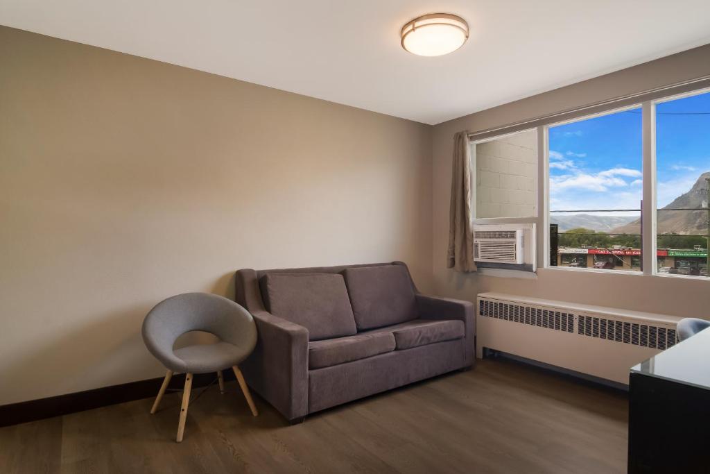 Posezení v ubytování Canadas Best Value Inn & Suites Kamloops