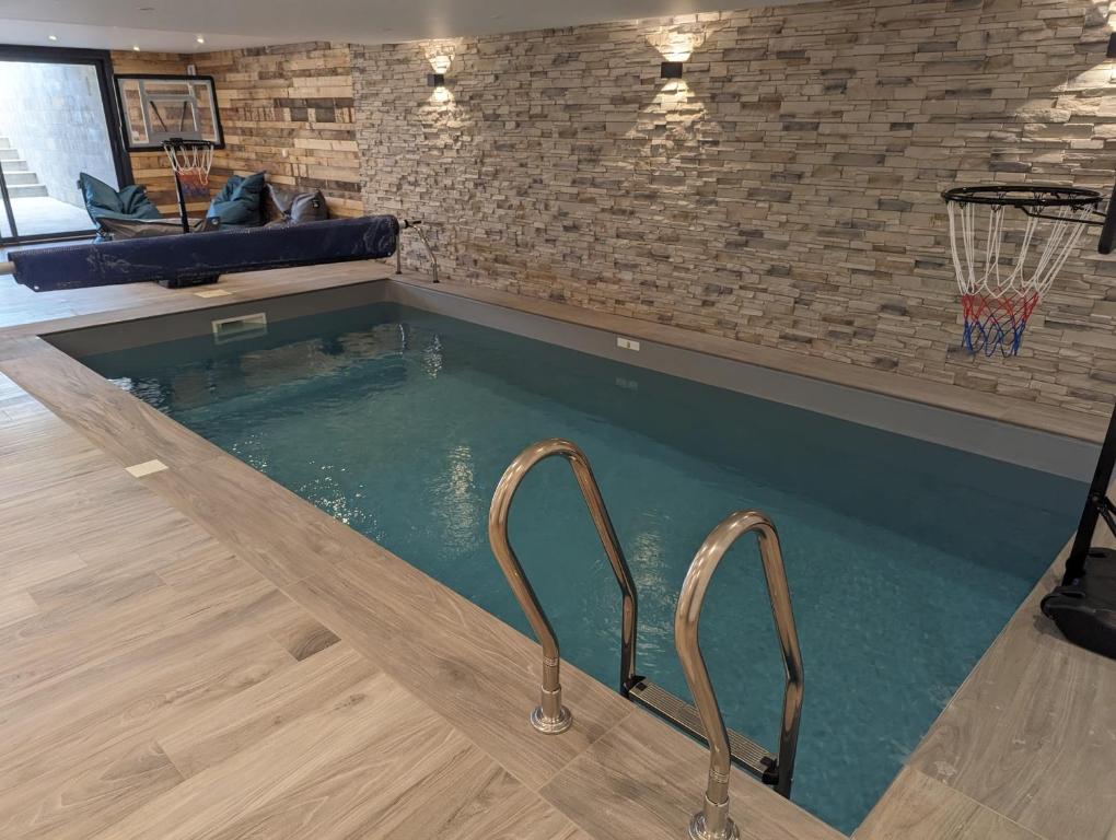 a indoor swimming pool with a basketball hoop at CHEZ ANITA 