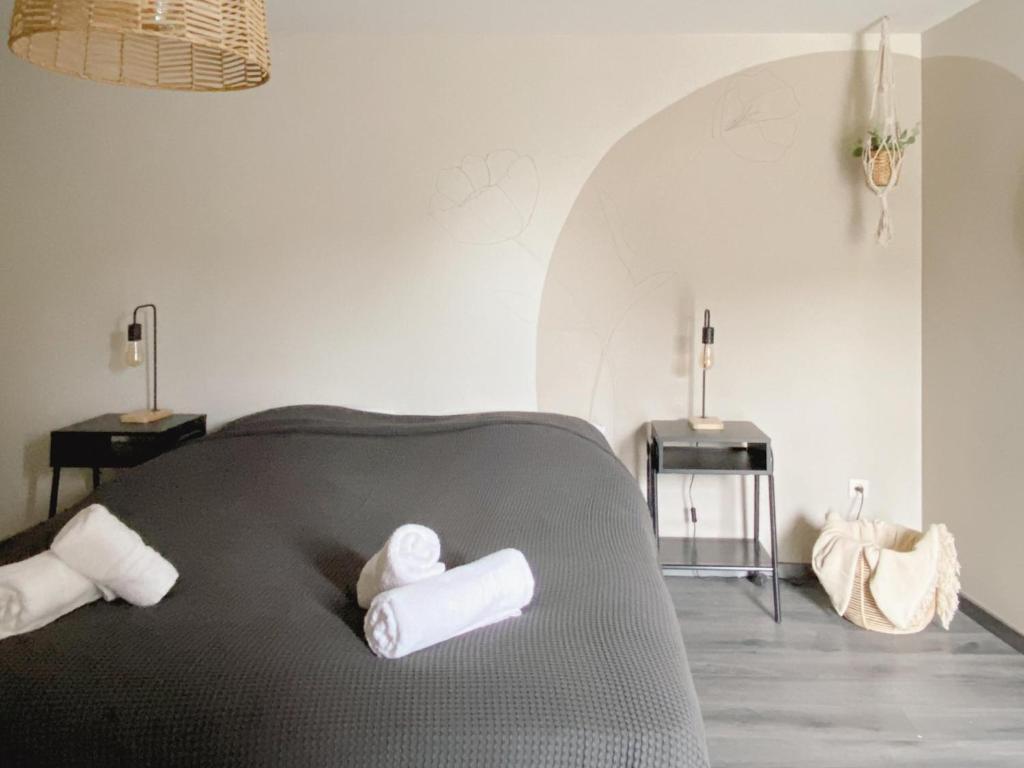 sypialnia z 2 składanymi ręcznikami na łóżku w obiekcie Beautiful Villa with swimming pool in Zonhoven w mieście Genk