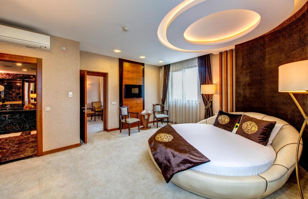 A television and/or entertainment centre at Bera Konya Hotel