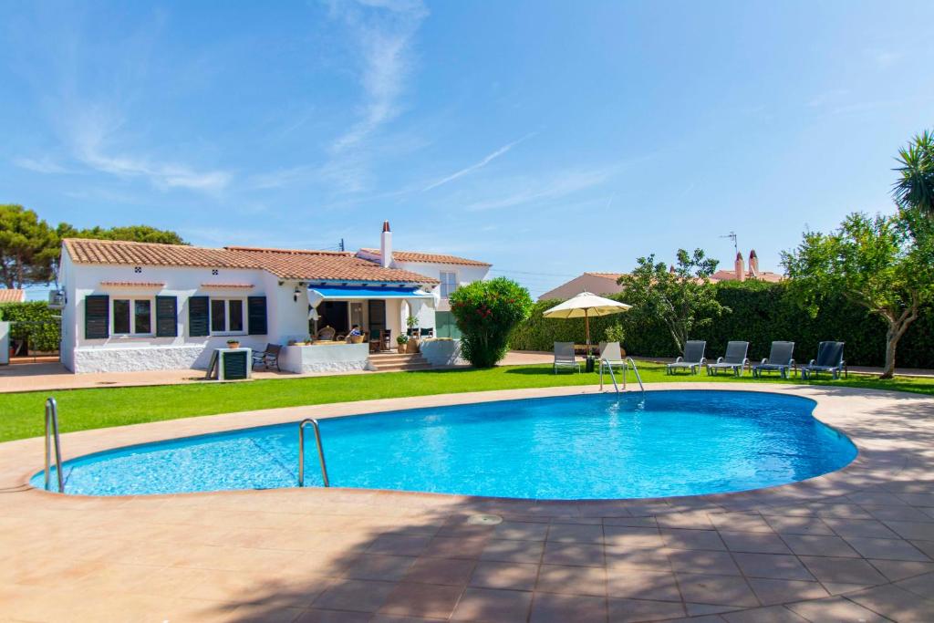 una piscina di fronte a una casa di VILLA SAGITARIO a Sant Lluís