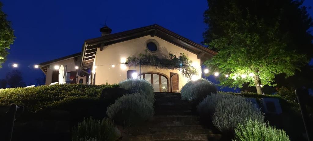 una casa por la noche con luces encendidas en Casa in Locanda, en San Lazzaro di Savena