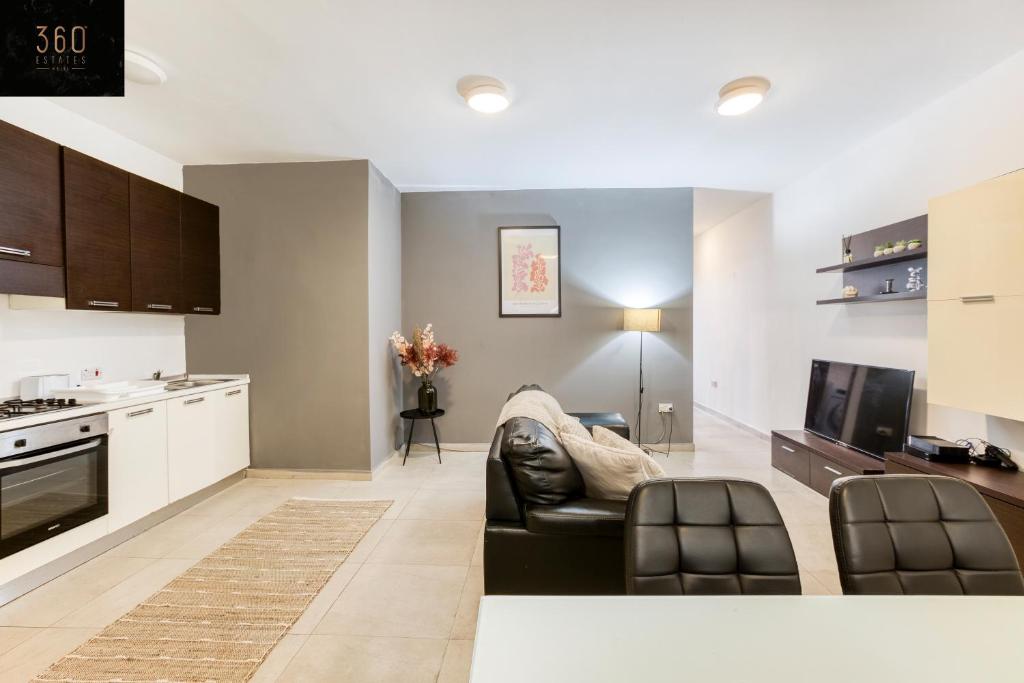 Kuchyň nebo kuchyňský kout v ubytování Spacious central 2BR, just off UNI & Hospital & WIFI by 360 Estates