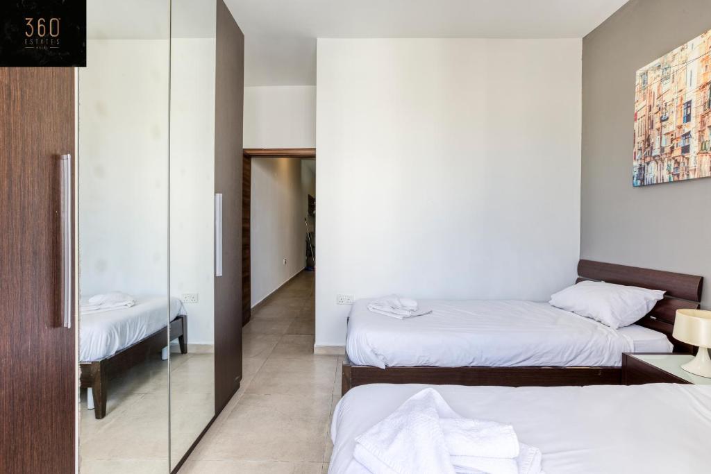 Postel nebo postele na pokoji v ubytování Spacious central 2BR, just off UNI & Hospital & WIFI by 360 Estates