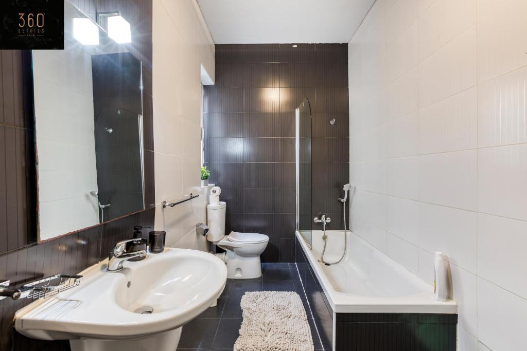 Koupelna v ubytování Spacious central 2BR, just off UNI & Hospital & WIFI by 360 Estates