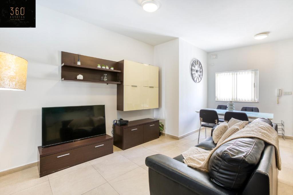 Kuchyň nebo kuchyňský kout v ubytování Spacious central 2BR, just off UNI & Hospital & WIFI by 360 Estates