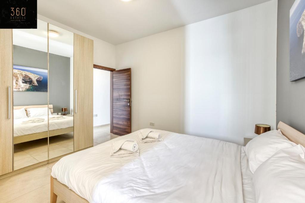 Postel nebo postele na pokoji v ubytování Spacious central 2BR, just off UNI & Hospital & WIFI by 360 Estates