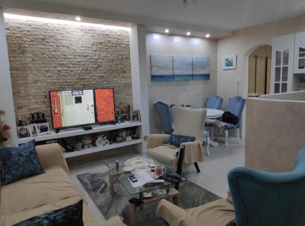 TV a/nebo společenská místnost v ubytování Nikolaj