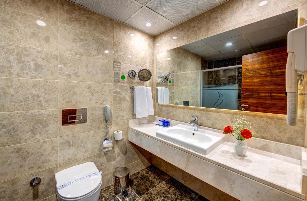 A bathroom at Bera Konya Hotel