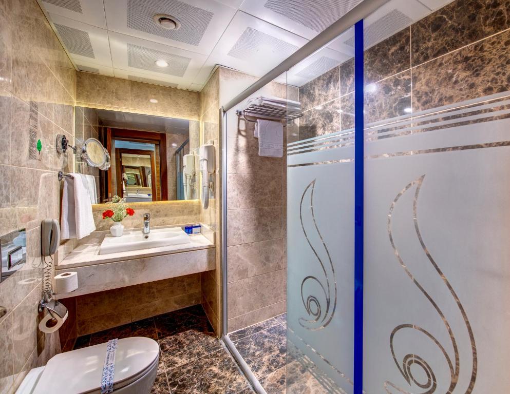 A bathroom at Bera Konya Hotel