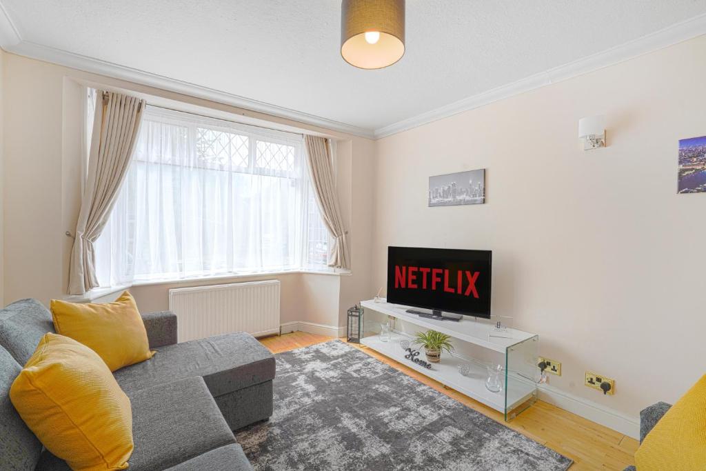 - un salon avec un canapé et une télévision dans l'établissement Special Offers, Sleeps 5, Hanwell, London W7, Free Parking, à Greenford