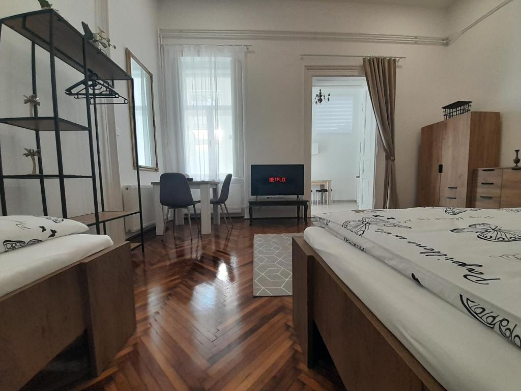 Postel nebo postele na pokoji v ubytování Déri Kert Apartmanház A