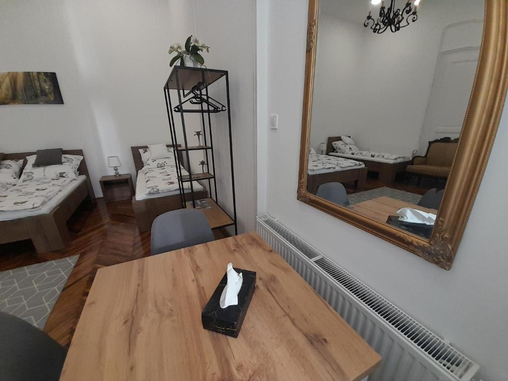 Postel nebo postele na pokoji v ubytování Déri Kert Apartmanház A