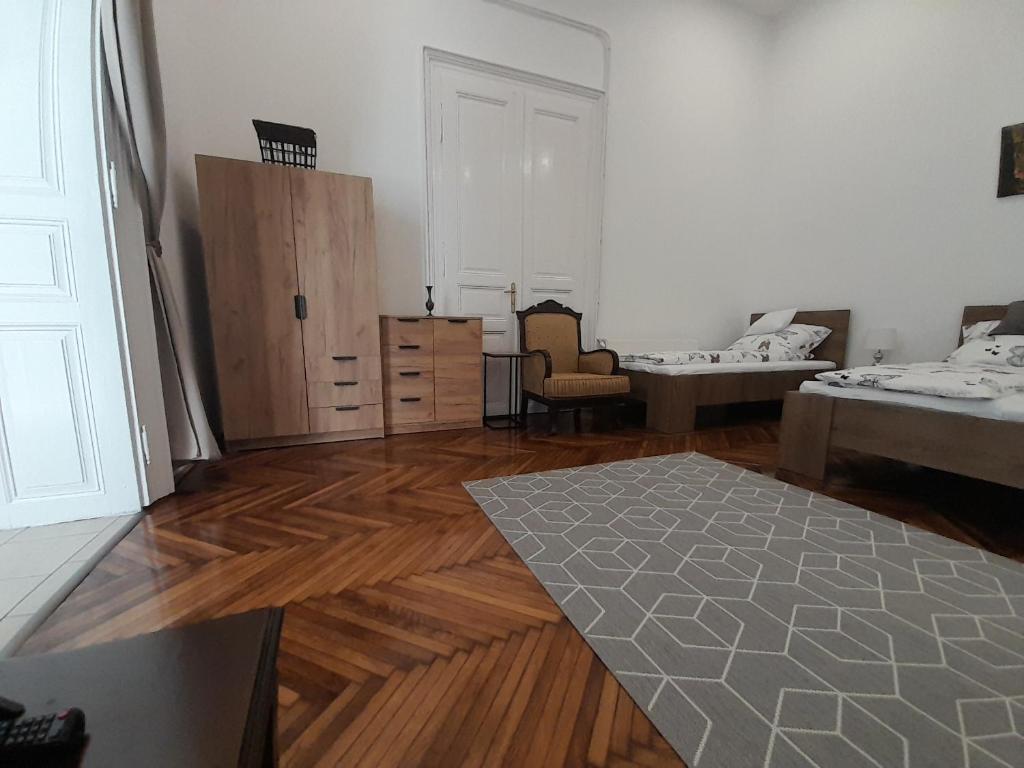 Postel nebo postele na pokoji v ubytování Déri Kert Apartmanház A