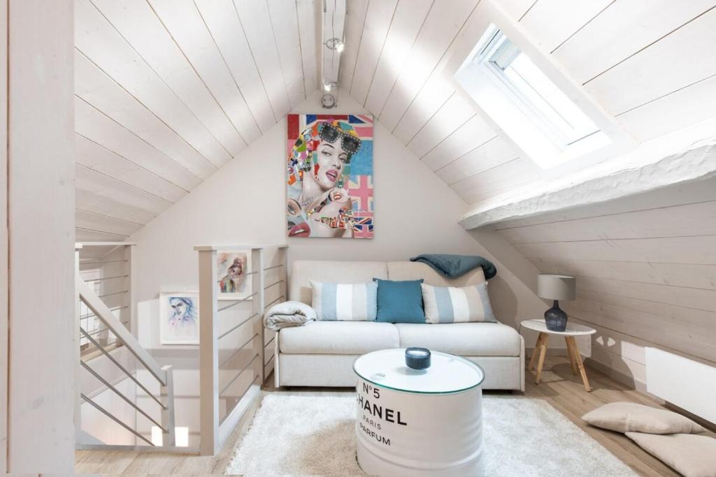 Et opholdsområde på K2 Annecy Rent Lodge duplex de deux chambres doubles entièrement rénové