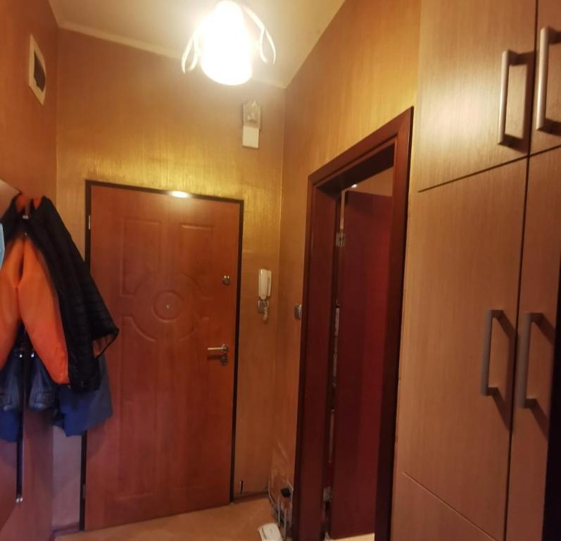 Cette chambre dispose d'un couloir avec une porte et un placard. dans l'établissement Гео Милев, à Sofia