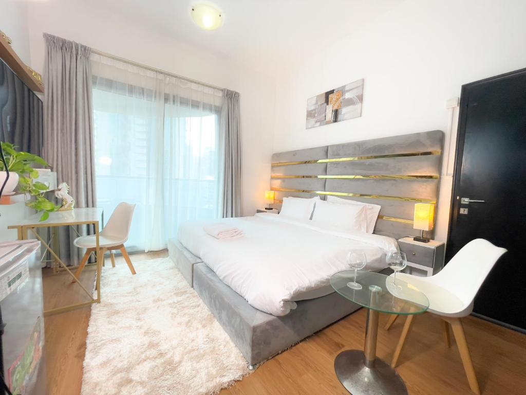 Luxury Room with Marina view close to JBR Beach and Metro with Shared Kitchen - Deluxe King Room