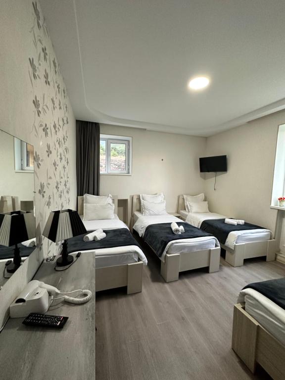 Postel nebo postele na pokoji v ubytování Hotel NOA Kazbegi