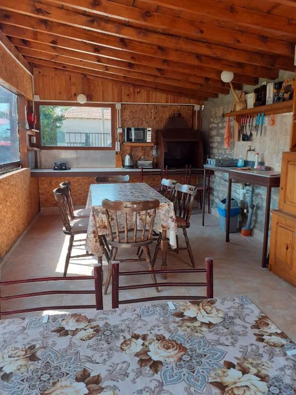 uma cozinha com mesa e cadeiras num quarto em СТАИ ЗА ГОСТИ ПОДКОВА em Shabla