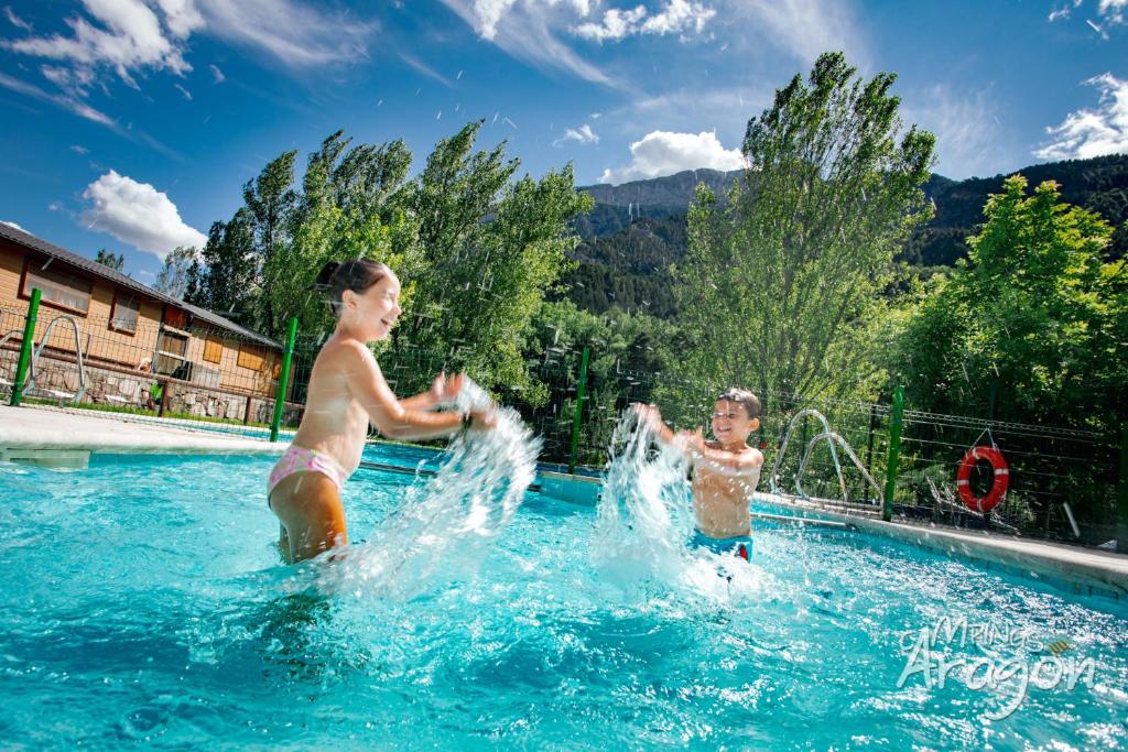Bazén v ubytování Complejo Turístico Bielsa Hotel y camping nebo v jeho okolí