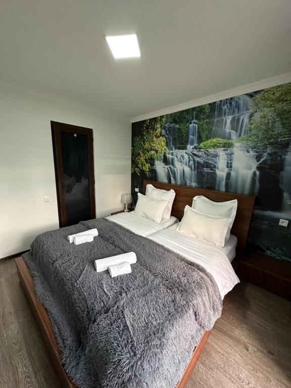 Postel nebo postele na pokoji v ubytování Hotel NOA Kazbegi