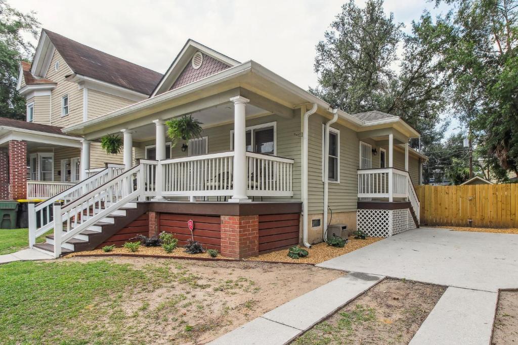 una casa con porche y valla en Savannah Home with Patio and Grill about 2 Mi to Downtown, en Savannah